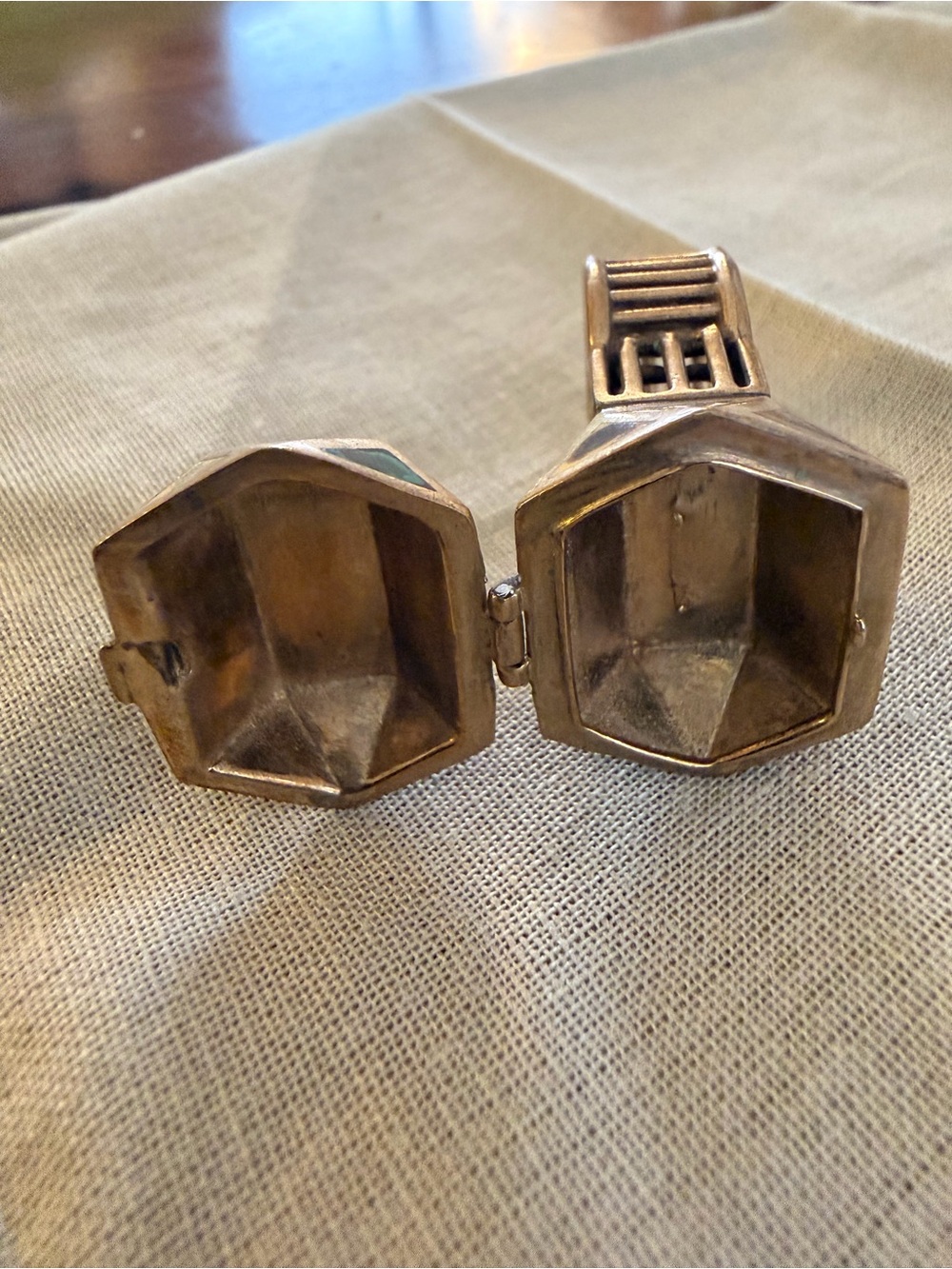 Vintage Secret Compartment Snuff Ring with Geometric Gemstone Inlay - Picture 8 of 8